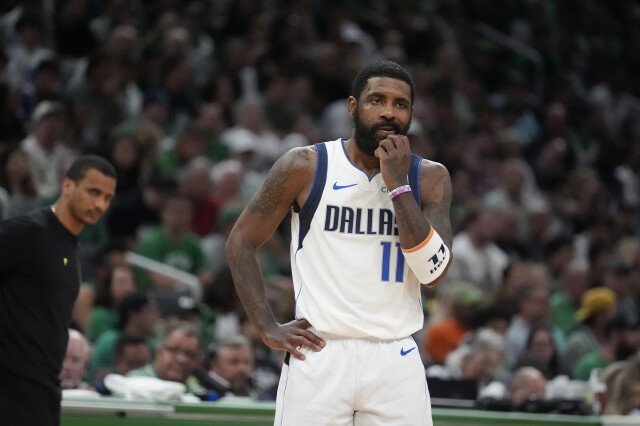 Ngôi sao Mavericks Kyrie Irving bị gãy tay trái trong buổi tập mùa tập, phẫu thuật